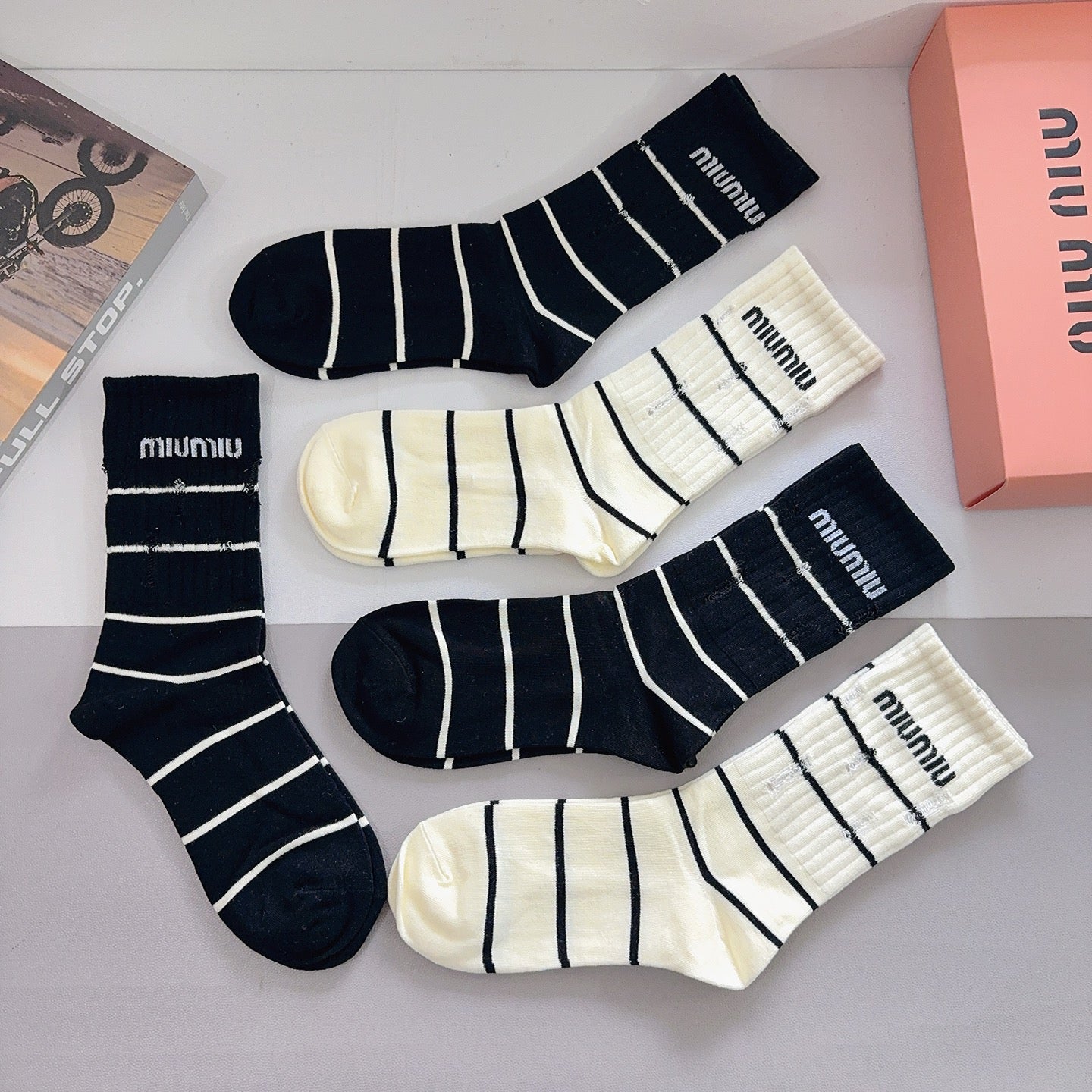 MIUMIU 26S CREW SOCKS 417797 (1 BOX)