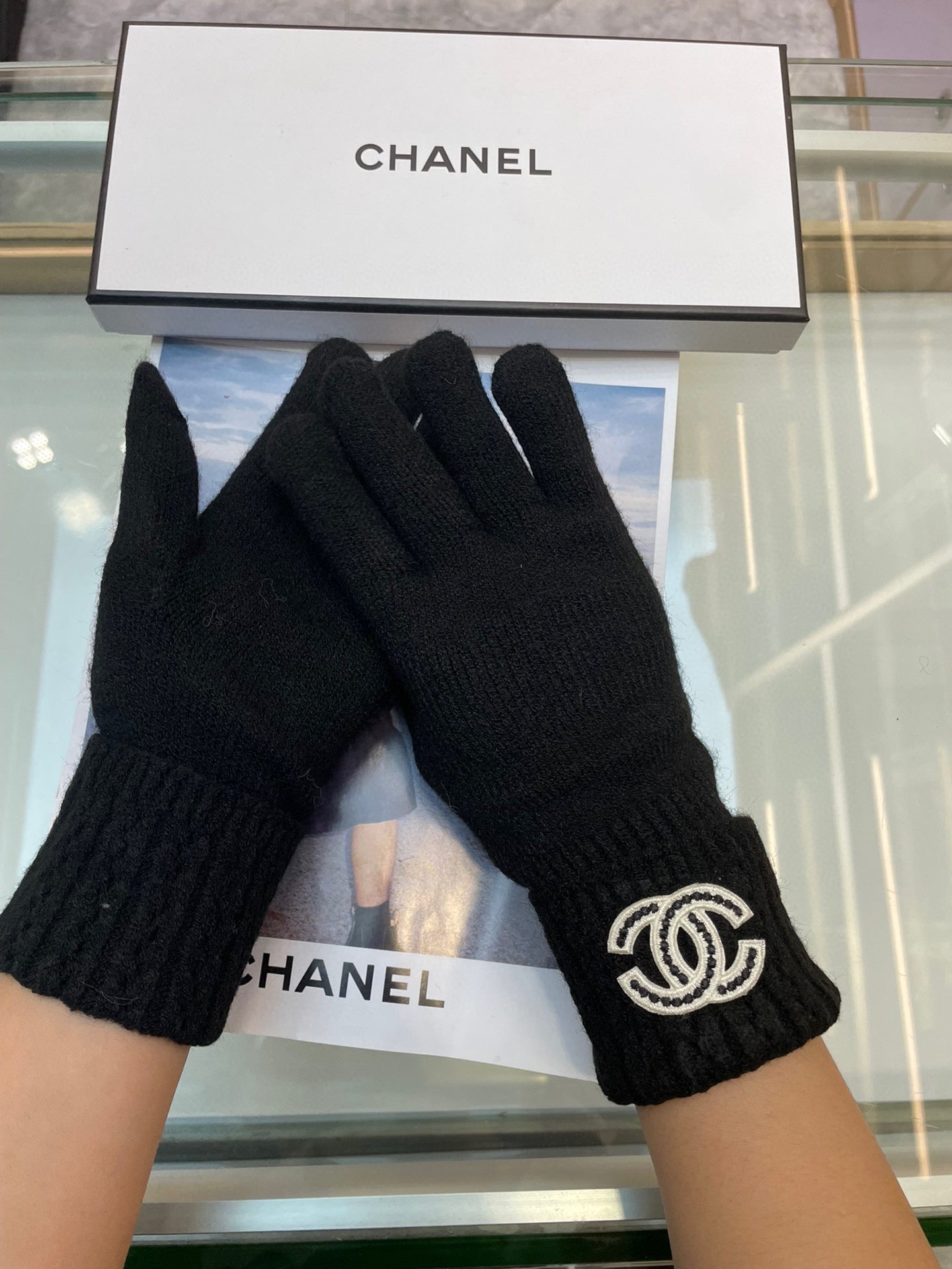 GLOVES IN BLACK CASHMERE WITH WHITE LOGO 405907
