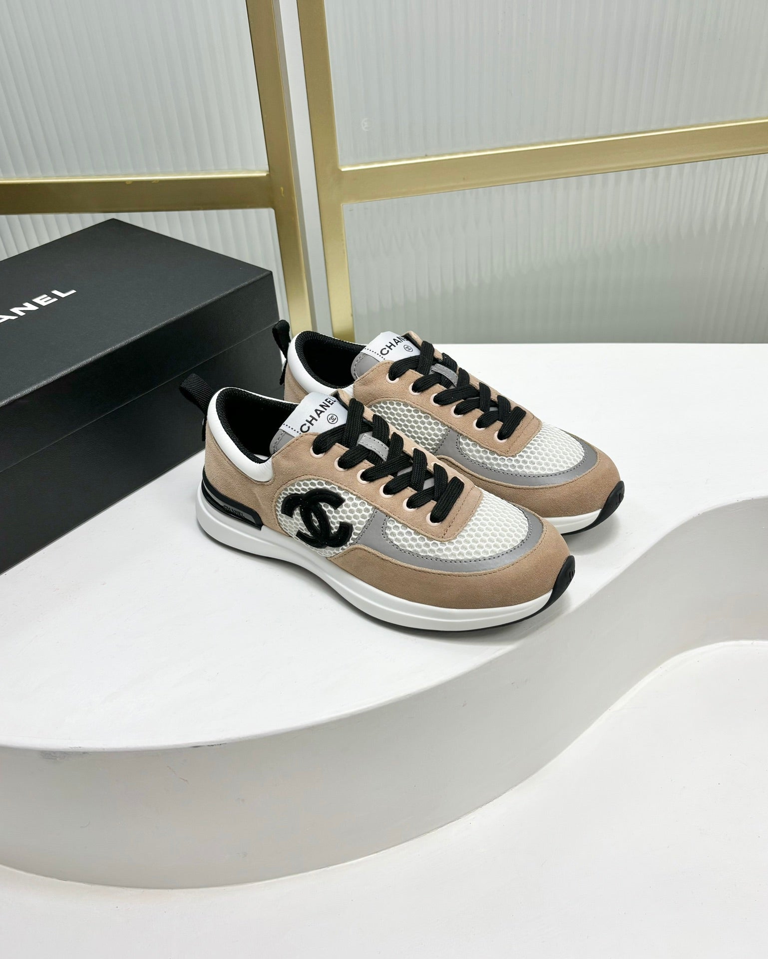 SNEAKER IN TAN BROWN SUEDE AND GREY BREATHABLE MESH