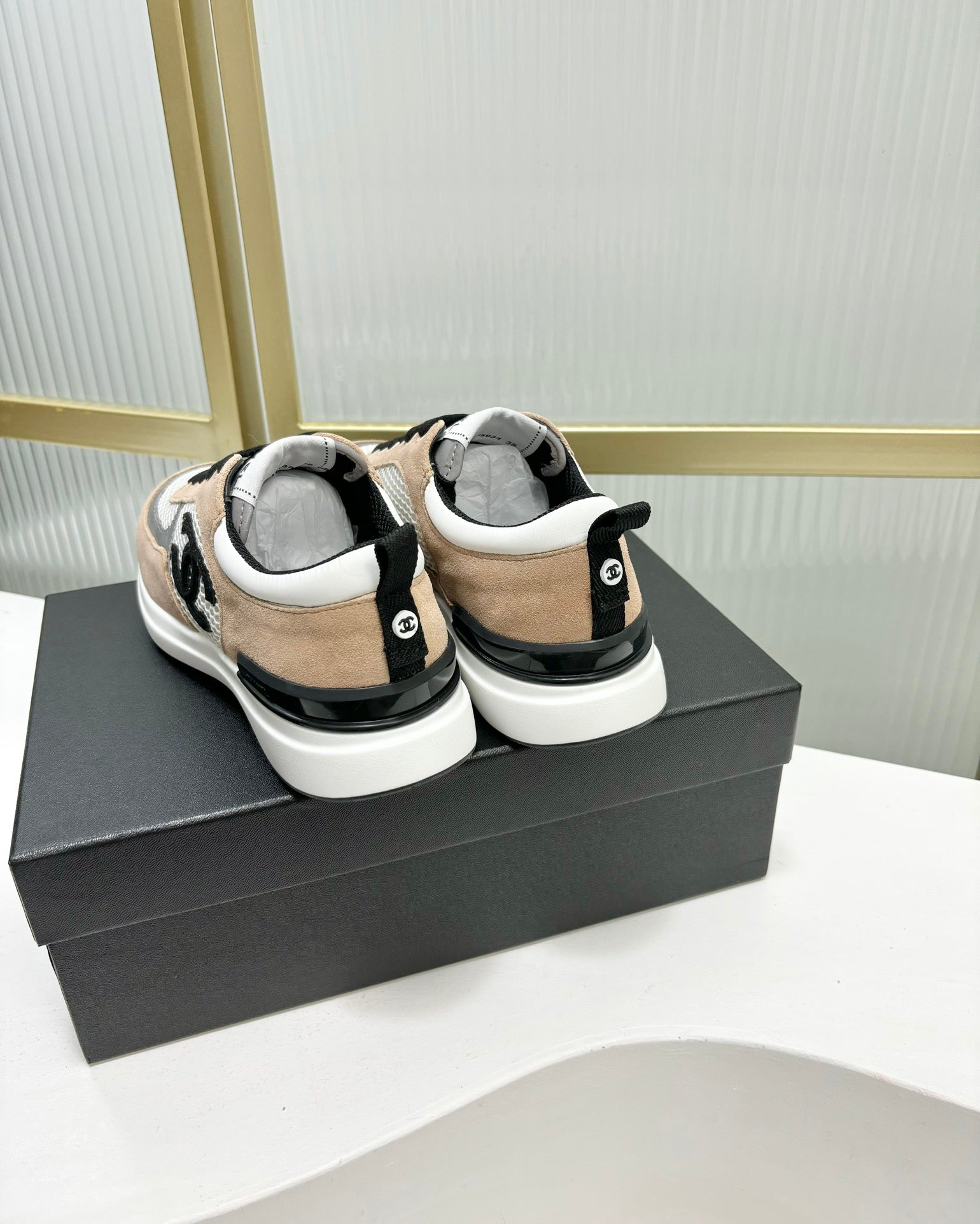 SNEAKER IN TAN BROWN SUEDE AND GREY BREATHABLE MESH