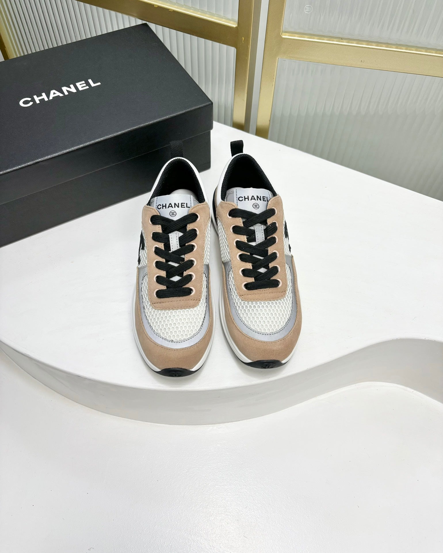 SNEAKER IN TAN BROWN SUEDE AND GREY BREATHABLE MESH