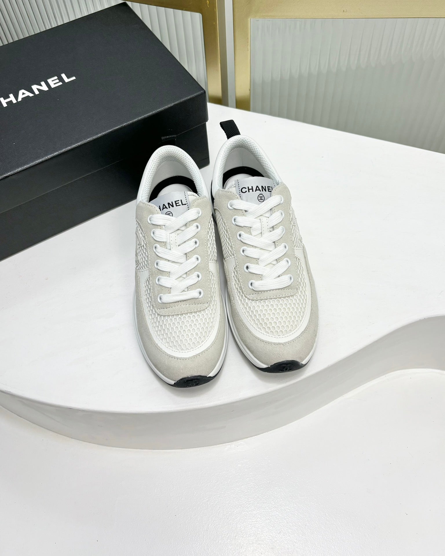 SNEAKER IN GREY SUEDE AND WHITE BREATHABLE MESH