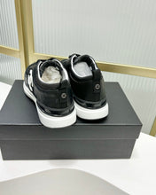 SNEAKER IN BLACK SUEDE WITH WHITE LOGO