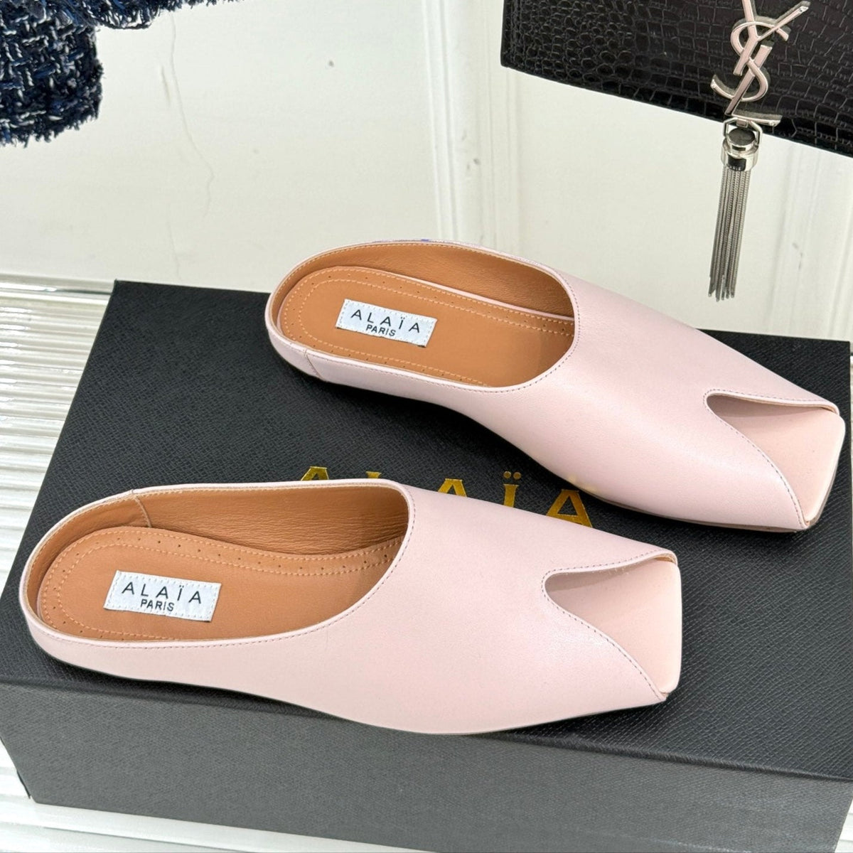 ALAIA FLAT MULE IN LIGHT PINK LAMBSKIN