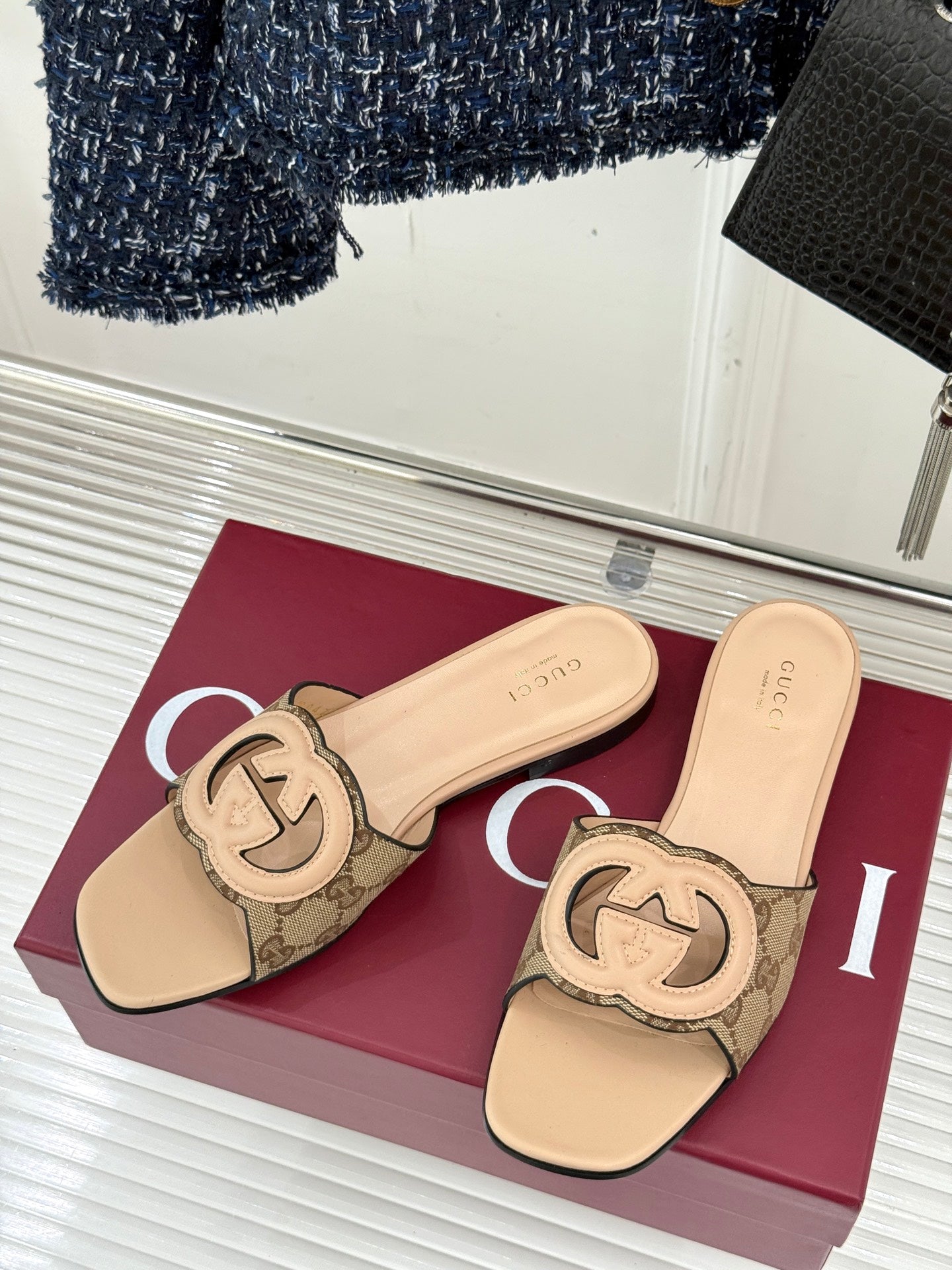 SLIDE SANDALS IN BEIGE CALFSKIN