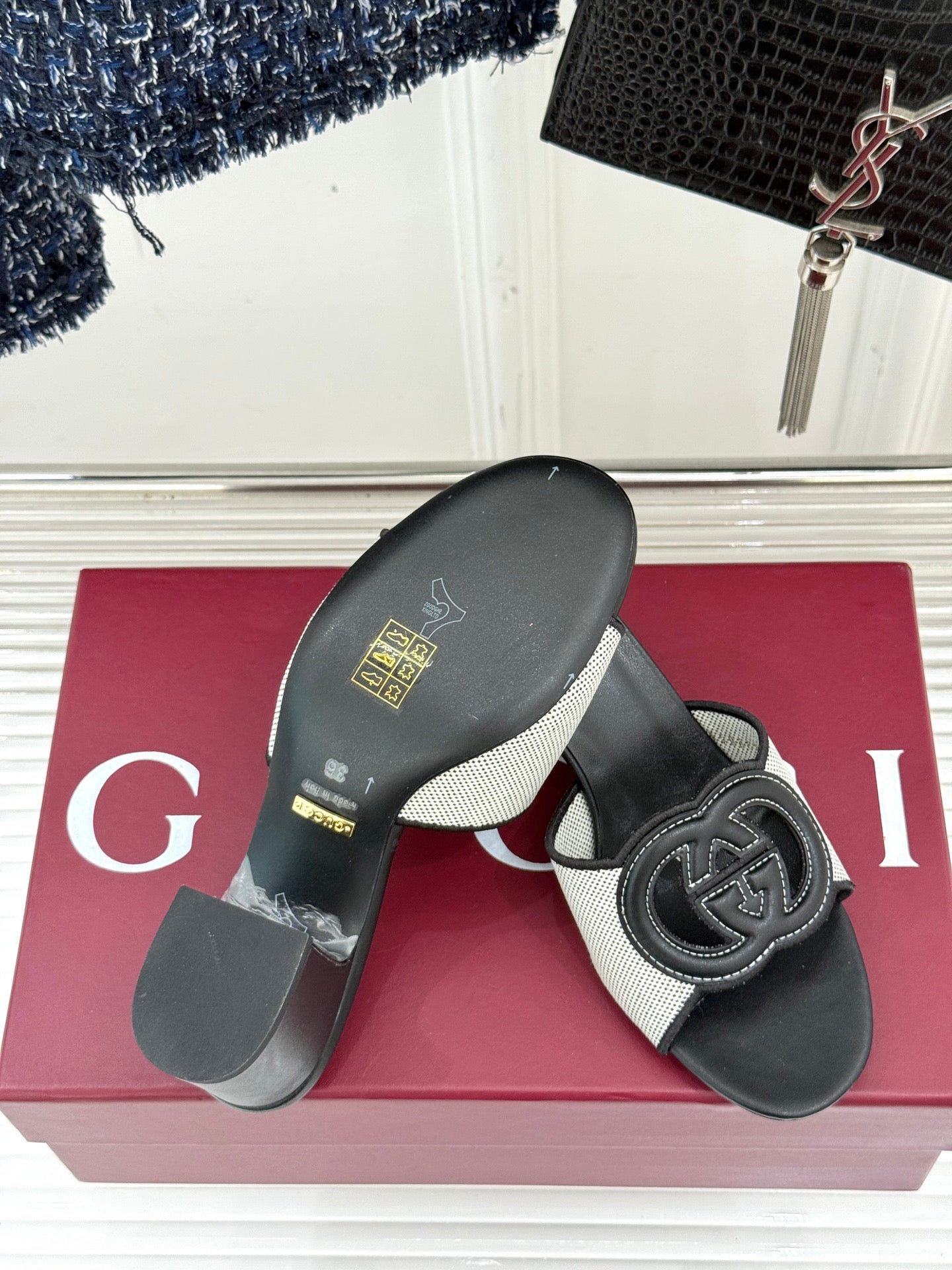 MID-HEEL MULE IN BLACK CALFSKIN AND CREAM WHITE FABRIC