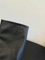 CC BOOTS IN BLACK CALFSKIN WITH CHAIN