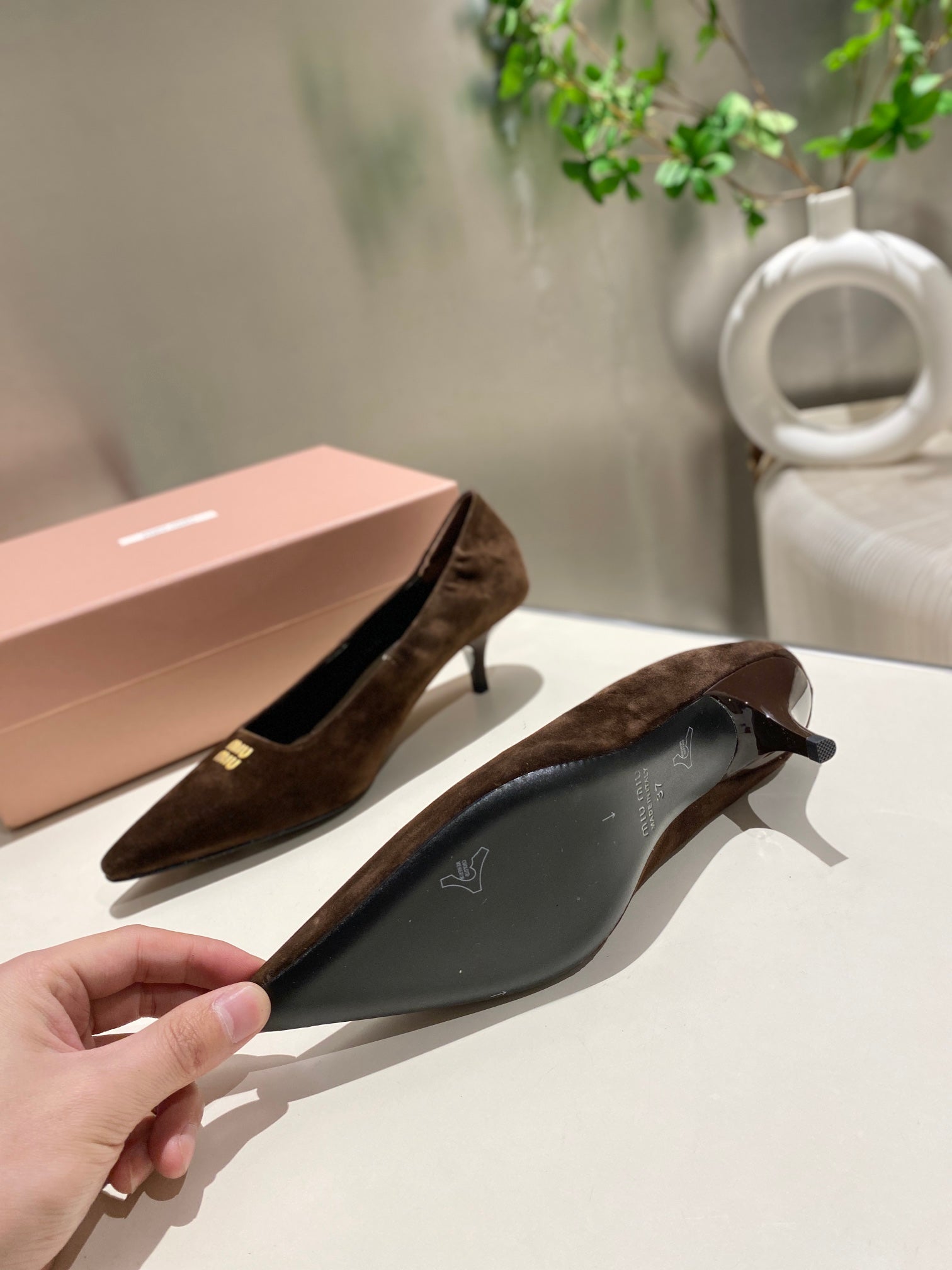 POINTED-TOE MID HEEL PUMPS IN CHOCOLATE SUEDE