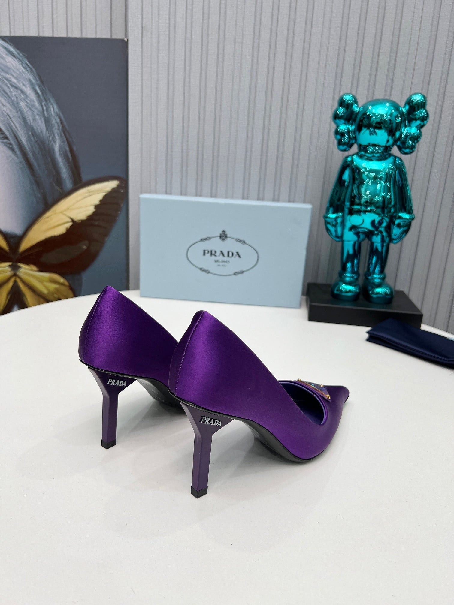 HIGH-HEEL PUMPS IN VIOLET SATIN