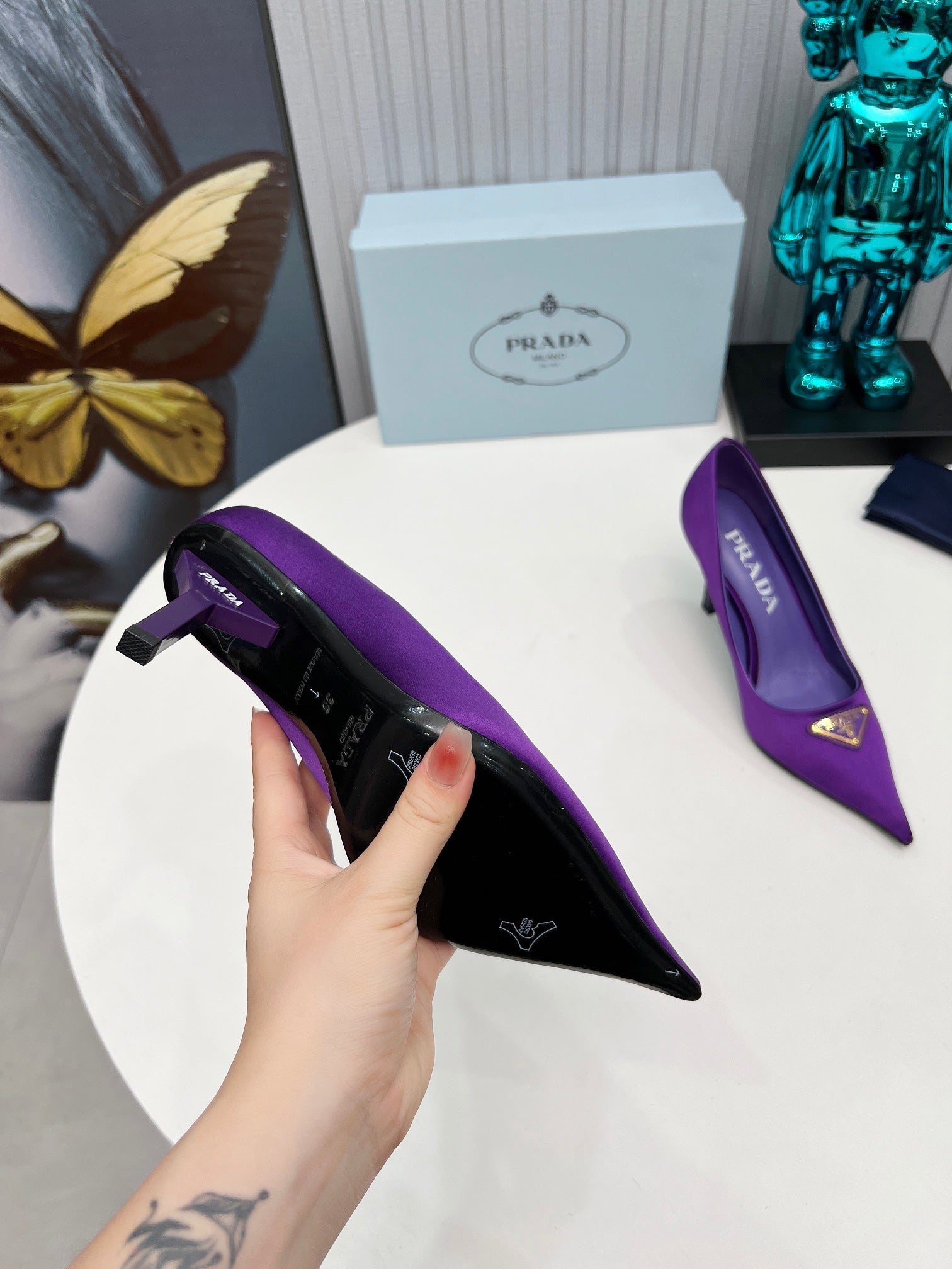 HIGH-HEEL PUMPS IN VIOLET SATIN