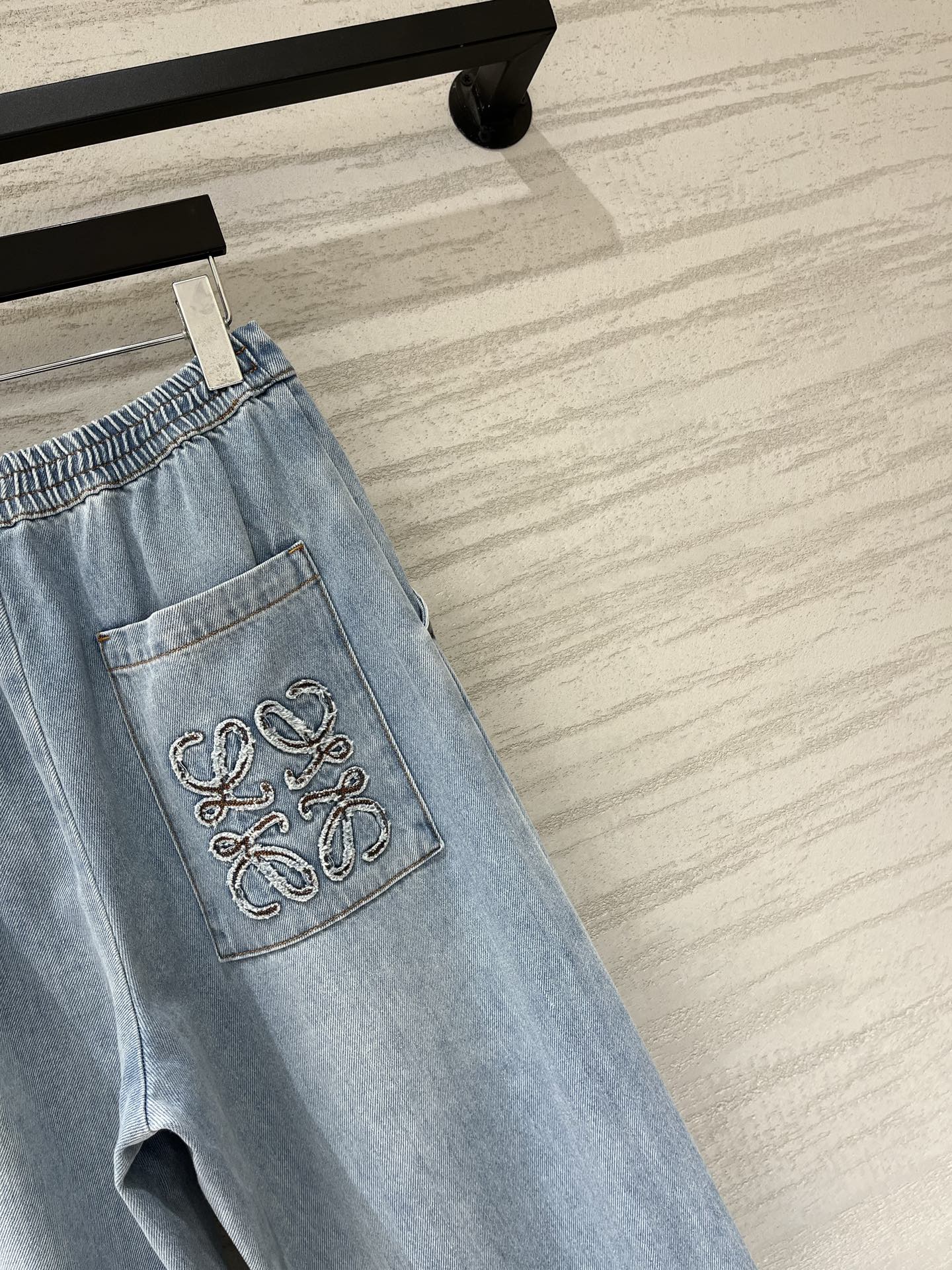 LOEWE 26S WIDE-LEG CROPPED JEANS 588