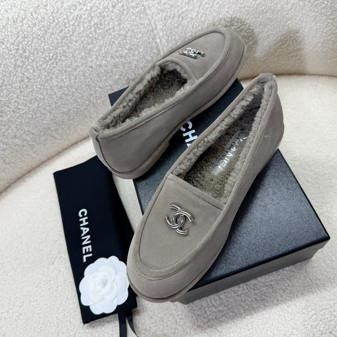LOAFER IN SMOKE GRAY SUEDE AND WOOL LINING