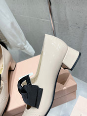 MARY JANE MID HEEL PUMPS IN BEIGE PATENT LAMBSKIN WITH BOW