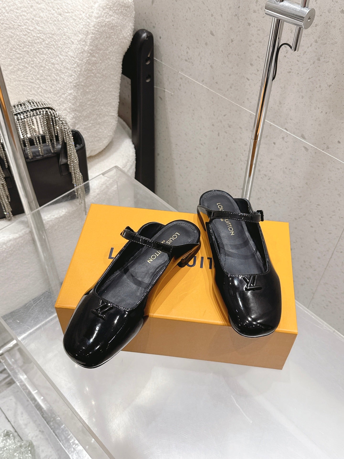 LV 26S FLAT MULES IN BLACK PATENT CALFSKIN
