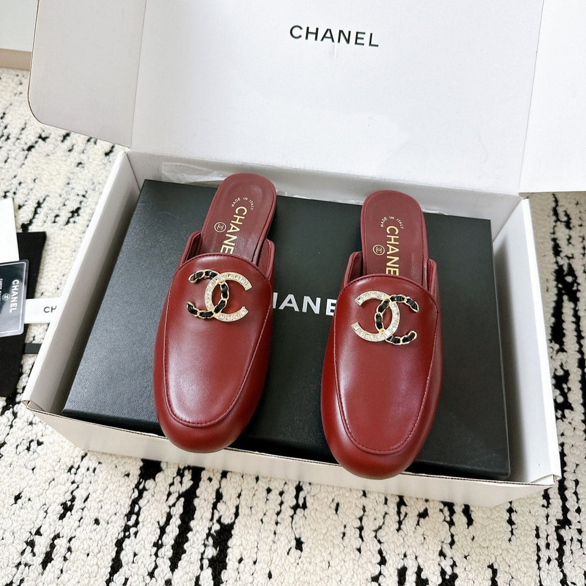 CC FLAT MULE IN RUBY RED CALFSKIN HARDWARE WITH ROCK MIX CHAIN
