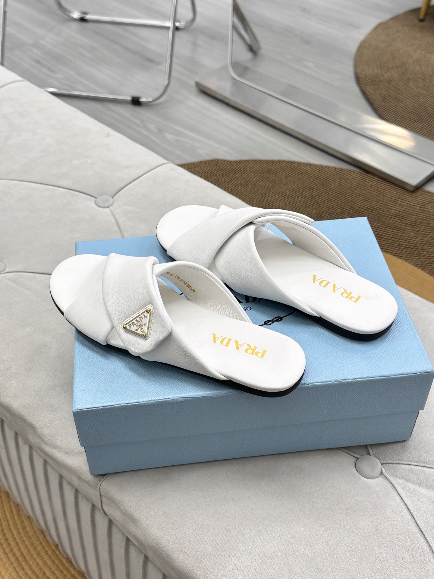 PRADA 25S SLIDE SANDALS IN WHITE CALFSKIN LOGO