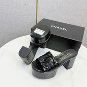 CHANEL 26S BLOCK HEEL SANDALS 100 MM IN BLACK CROCODILE-EMBOSSED CALFSKIN