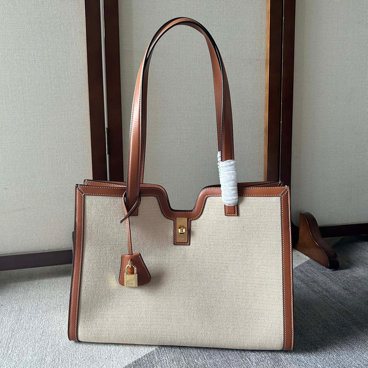 CABAS 37 IN WHITE CANVAS AND BRONZE BROWN CALFSKIN TRIM GOLD LOCK