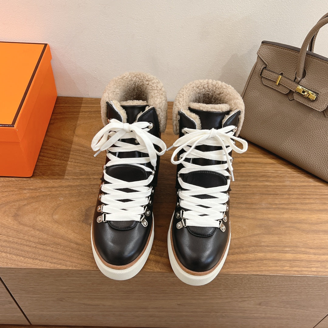 HM 26S SHEARLING HIKING BOOTS IN BLACK CALFSKIN