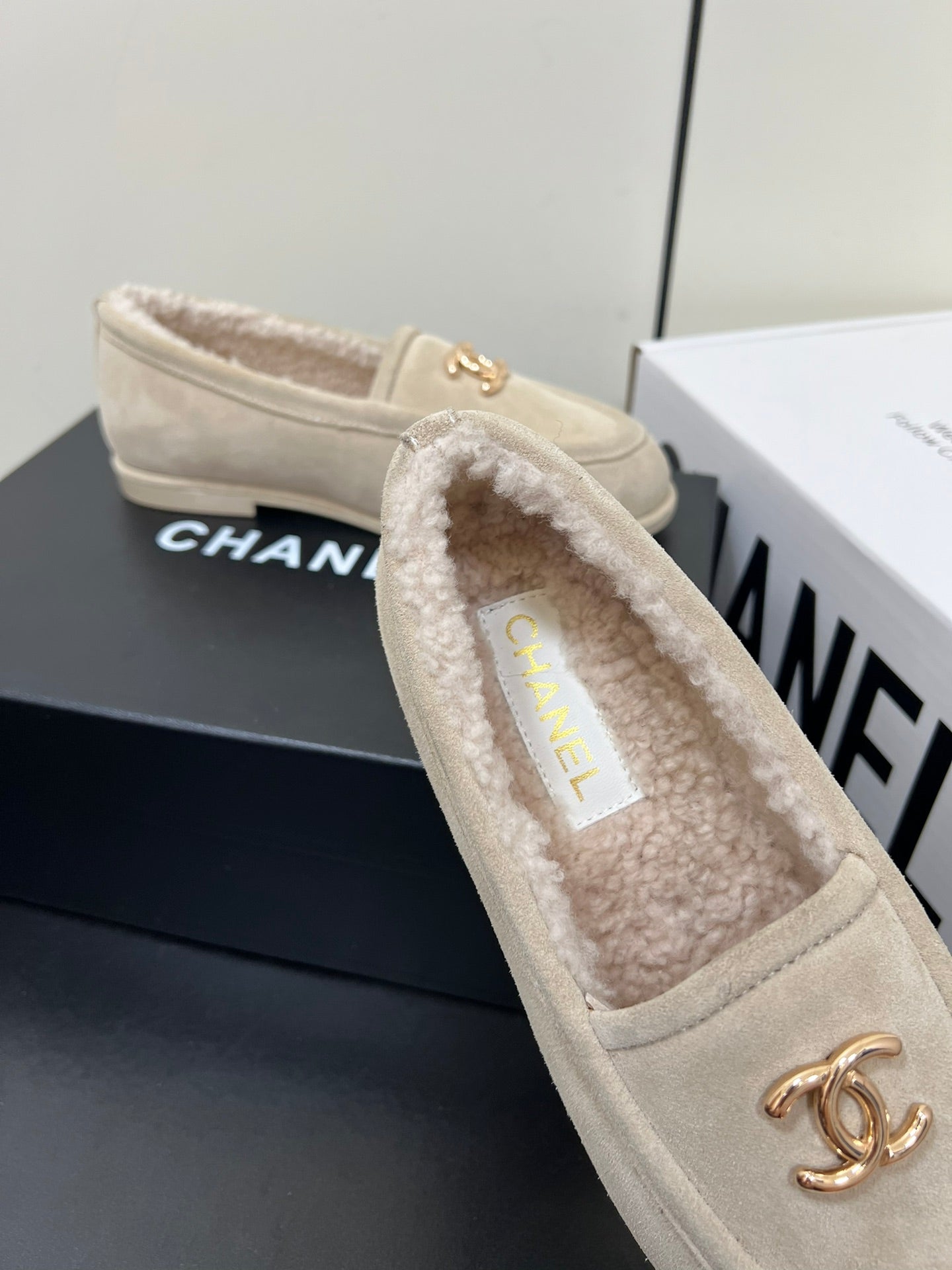 LOAFER IN BEIGE SUEDE AND SOLF FLEECE LINING