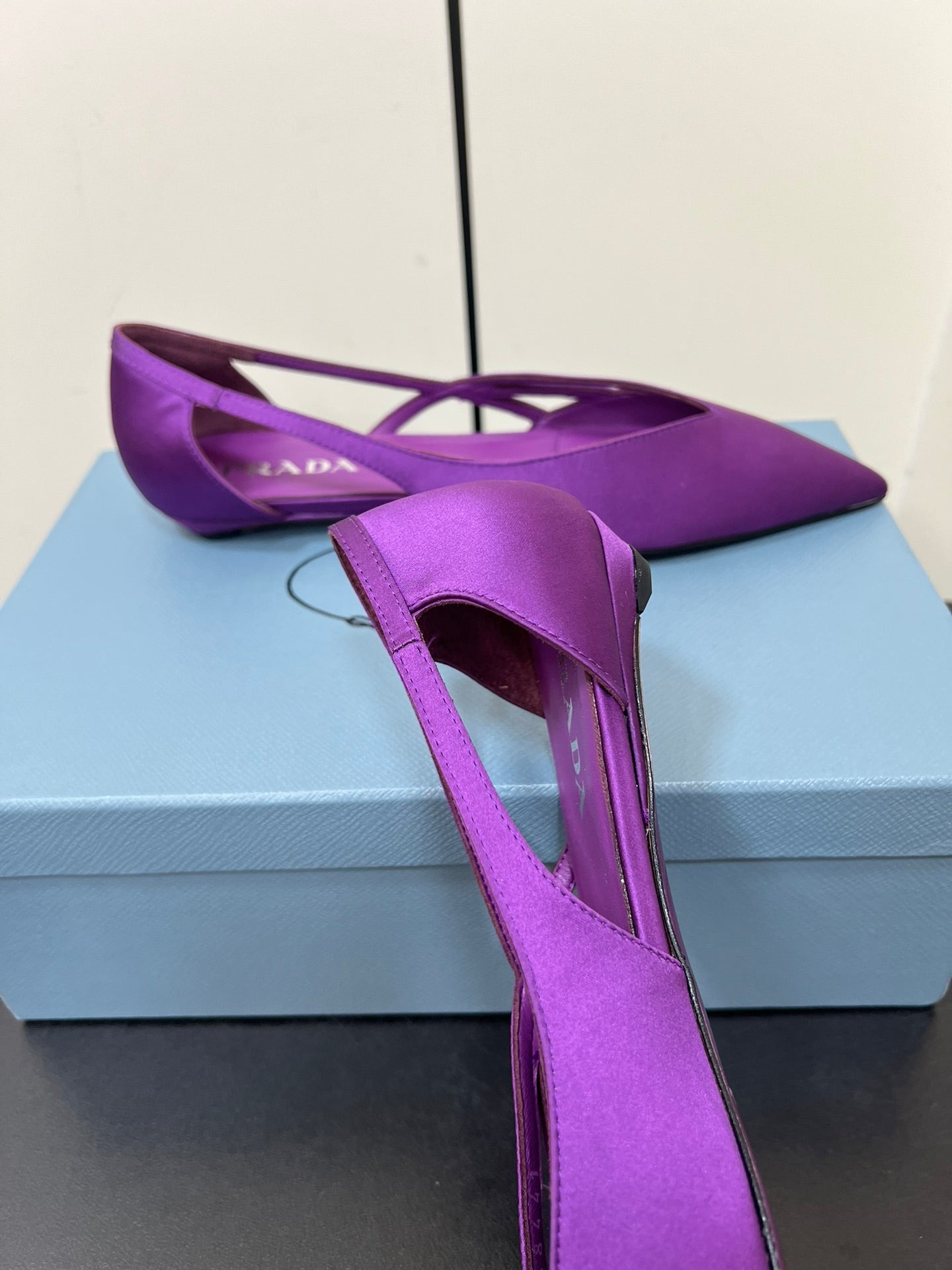 CUT-OUT BALLERINAS IN VIOLET SATIN