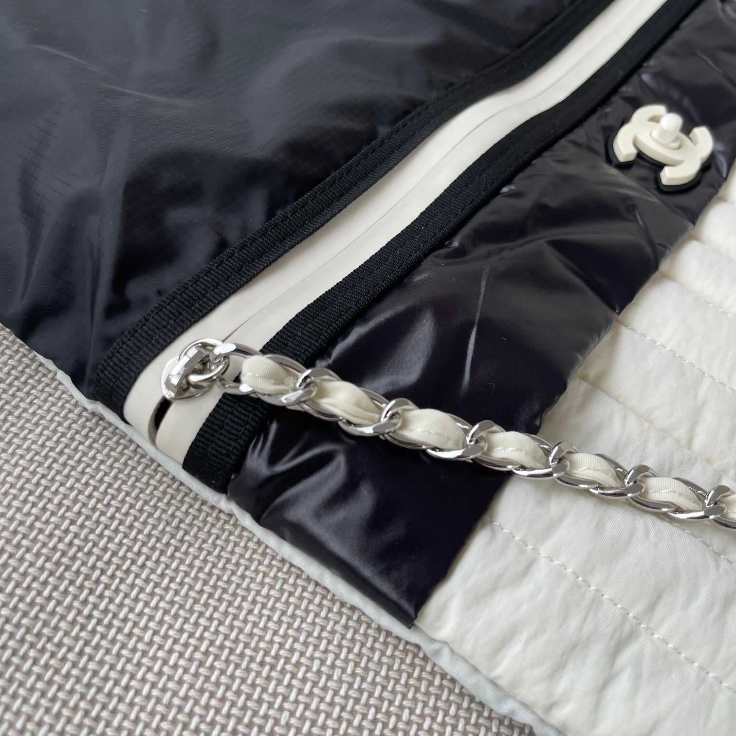 CHANEL 26S DRAWSTRING BACKPACK 44 IN BLACK AND WHITE NYLON GOLD HARDWARE