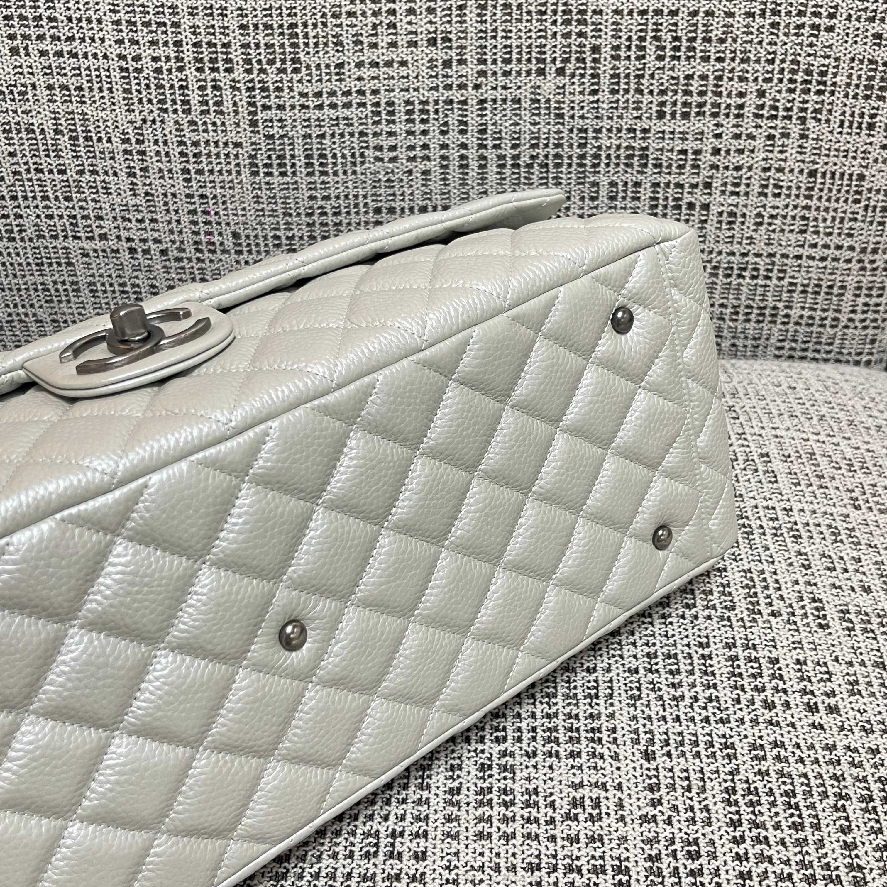 CHANEL 26S CLASSIC JUMBO FLAP BAG 46 IN LIGHT GREY CAVIAR CALFSKIN DARK SILVER HARDWARE