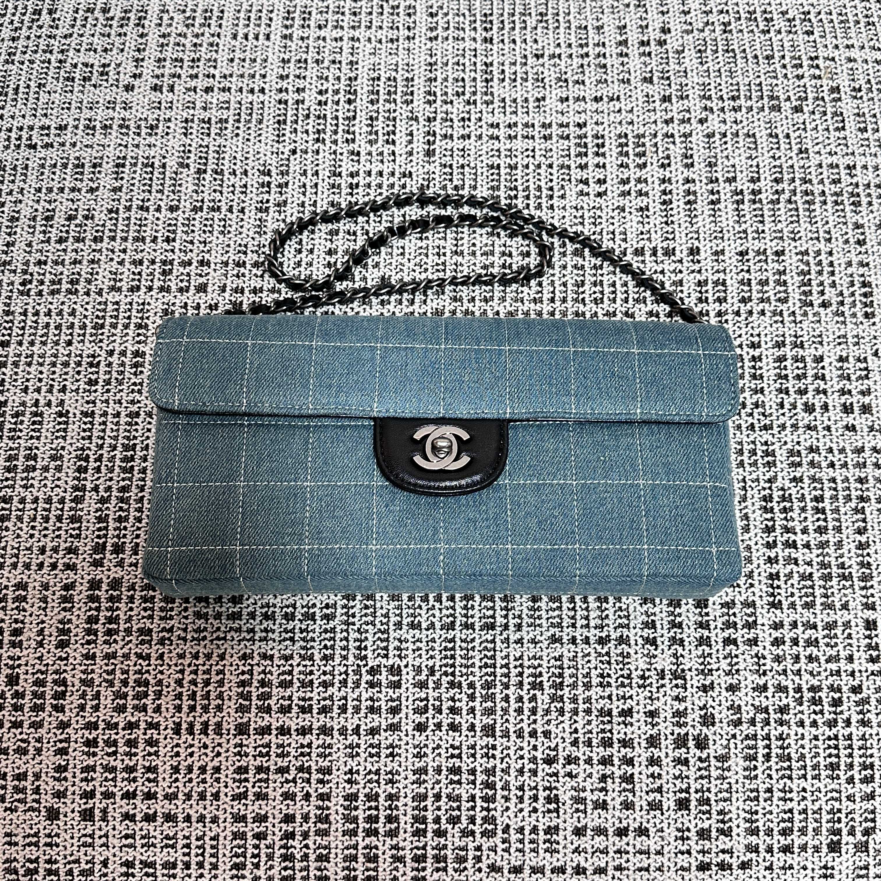 CHANEL 26S FLAP BAG 26 IN BLUE DENIM AND BLACK CALFSKIN DARK SILVER HARDWARE