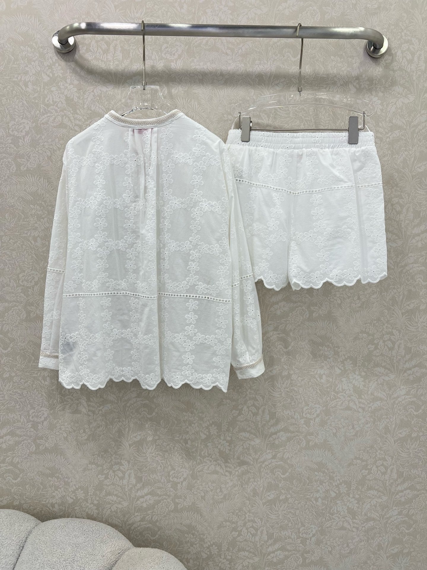 VALENTINO LONG-SLEEVE TOP AND SHORTS SET 275211