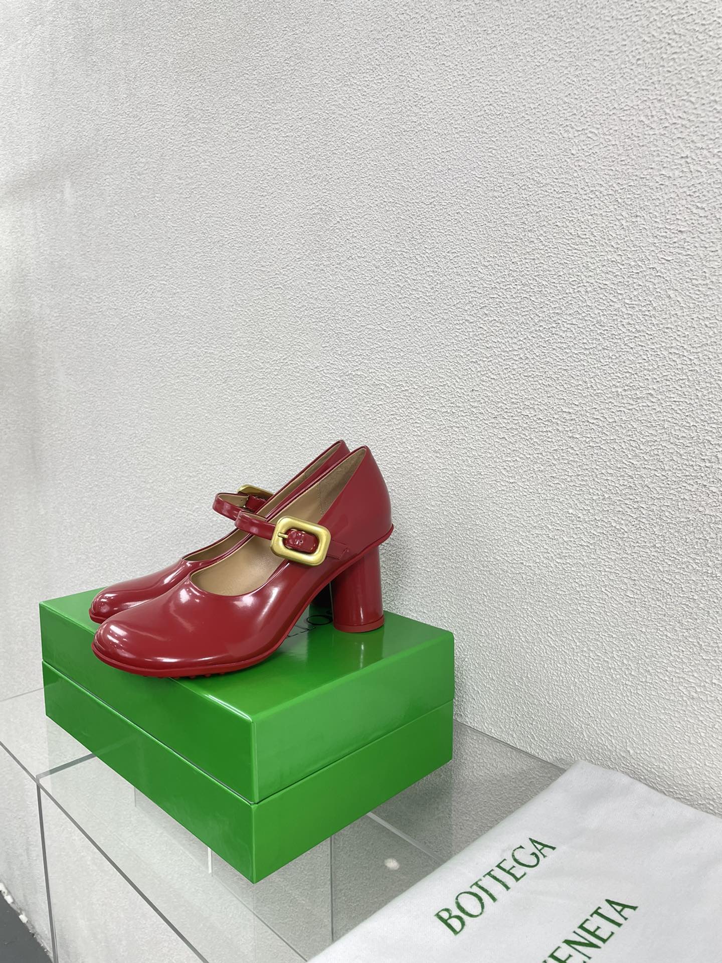 ATOMIC MARY-JANE PUMP 9 CM IN RUBY RED CALFSKIN