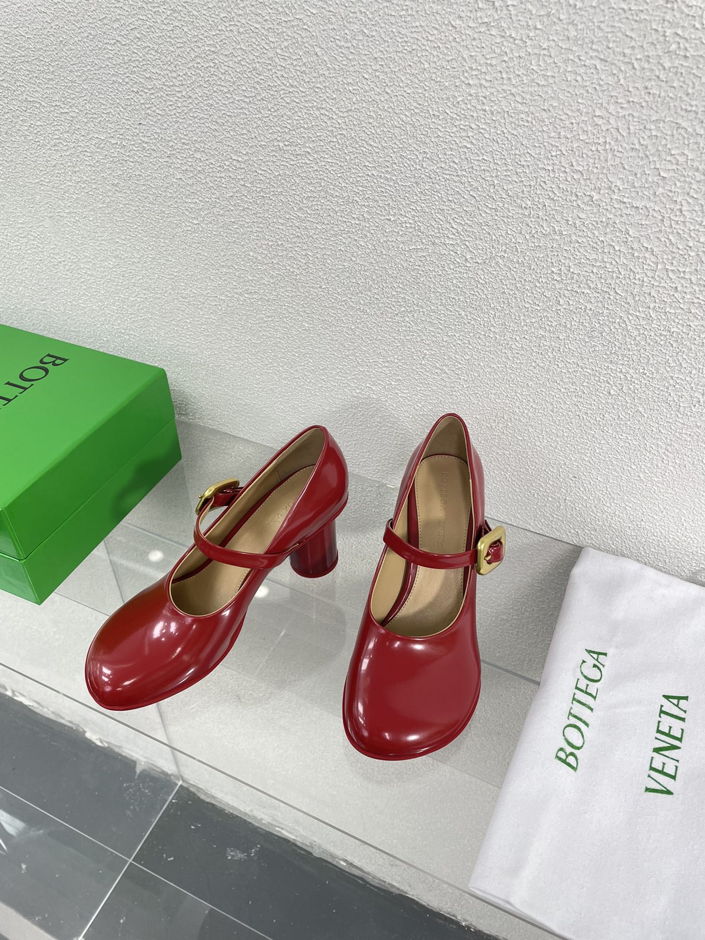 ATOMIC MARY-JANE PUMP 9 CM IN RUBY RED CALFSKIN