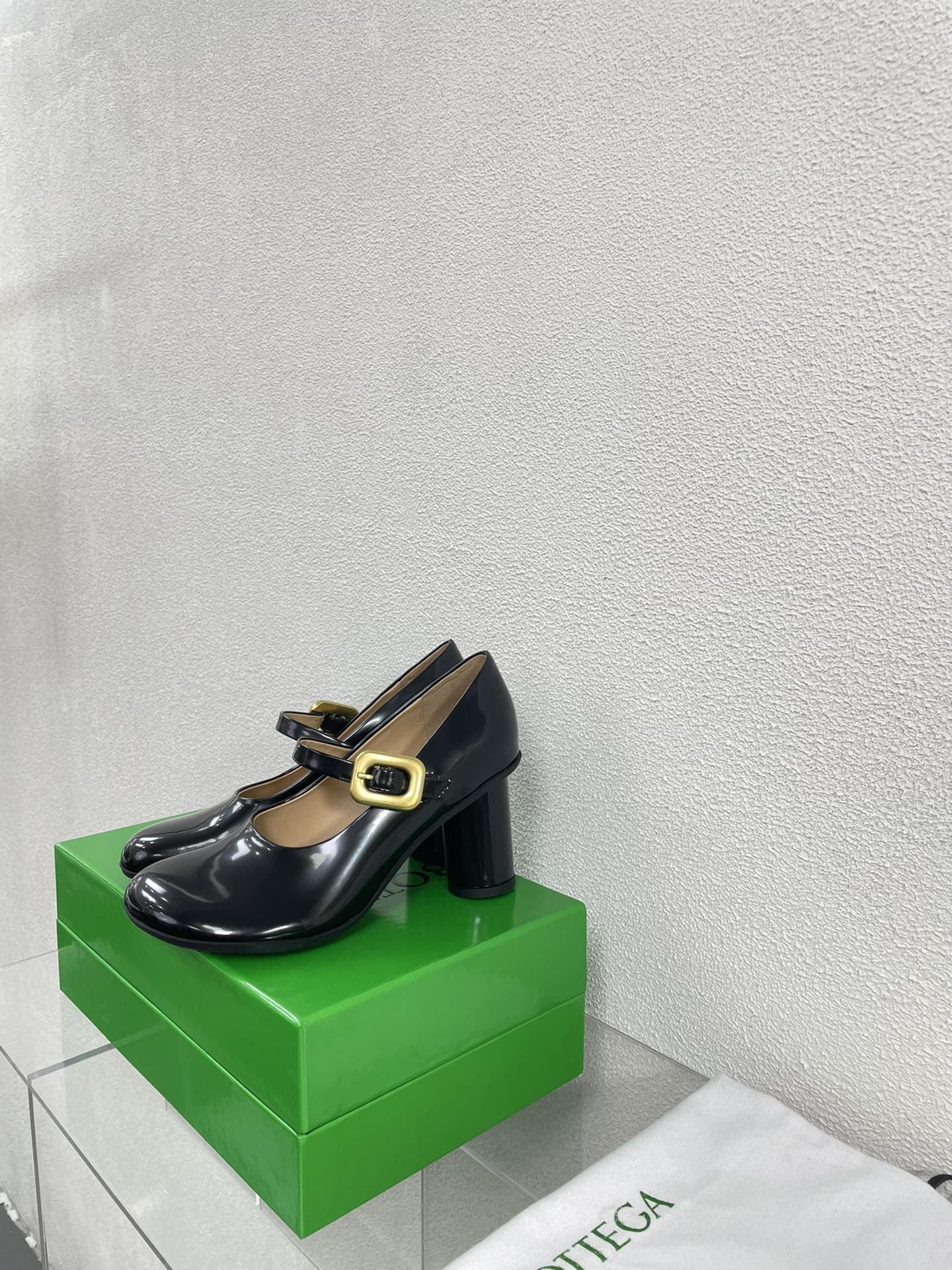 ATOMIC MARY-JANE PUMP 9 CM IN BLACK CALFSKIN