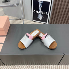 SLIPPERS IN WHITE GLOSSY CALFSKIN WITH PINK HALF-FOOT SOCKS