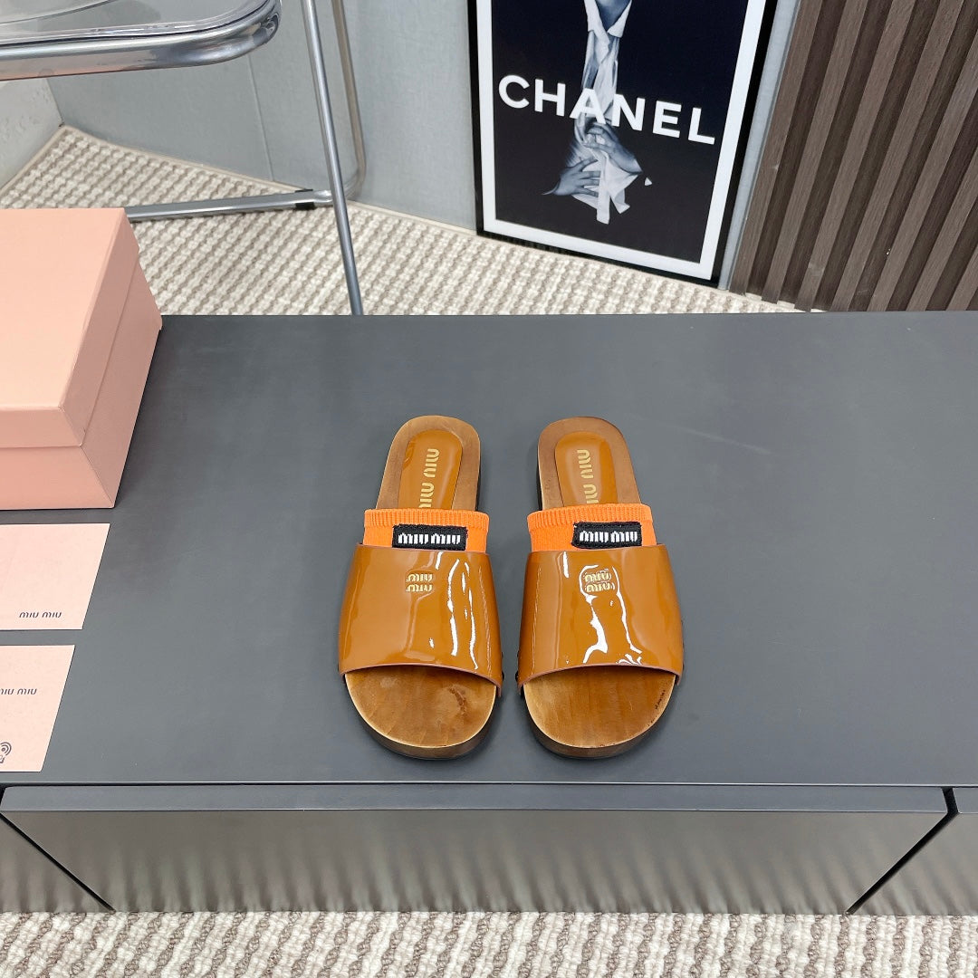 SLIPPERS IN CINNAMON BROWN GLOSSY CALFSKIN WITH ORANGE HALF-FOOT SOCKS