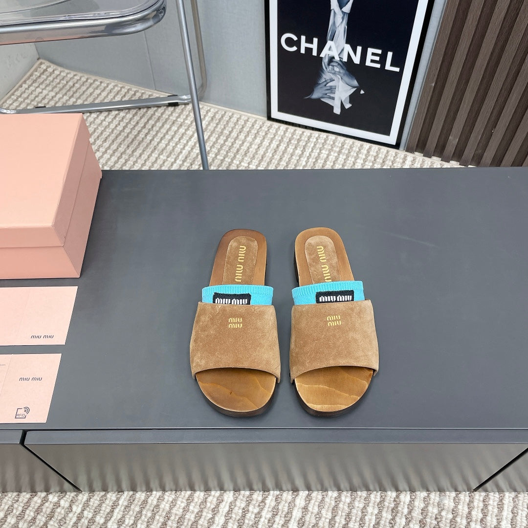 SLIPPERS IN CIDER BROWN SUEDE WITH SKY HALF-FOOT SOCKS