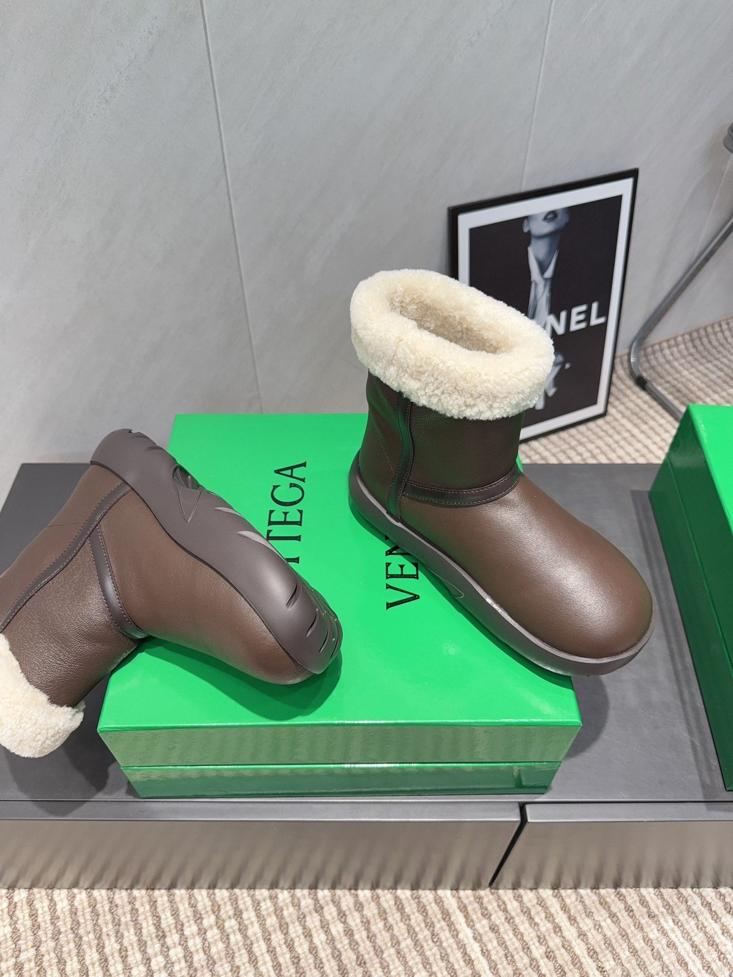 BOTTEGA VENETA 26S FUR-LINED ANKLE BOOTS IN DARK BROWN CALFSKIN AND WHITE WOOL