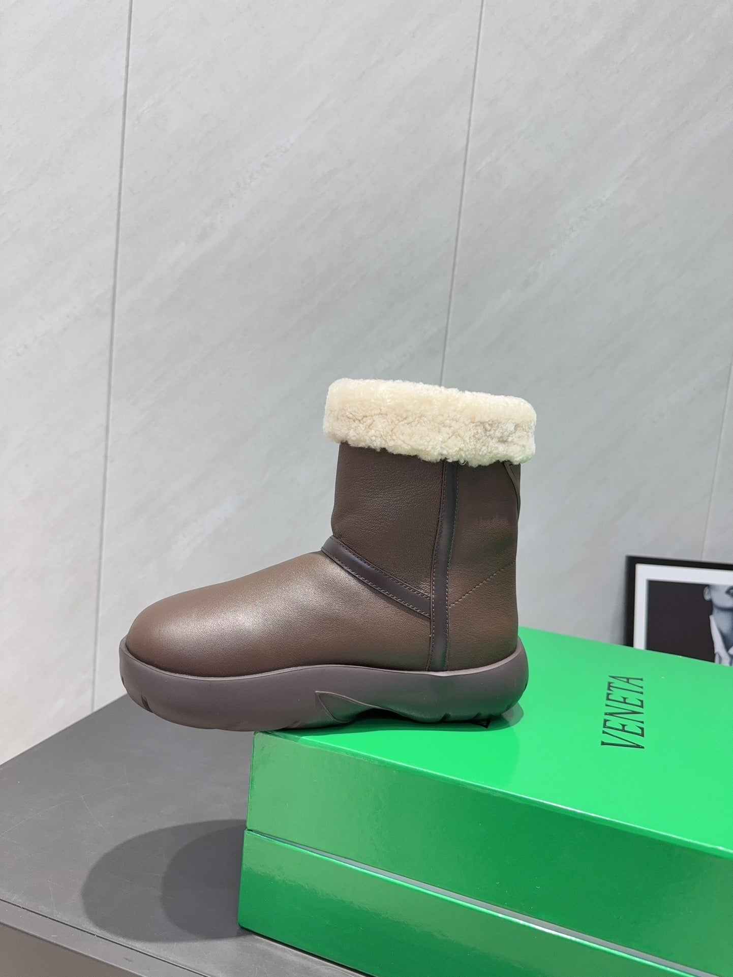 BOTTEGA VENETA 26S FUR-LINED ANKLE BOOTS IN DARK BROWN CALFSKIN AND WHITE WOOL