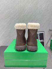 BOTTEGA VENETA 26S FUR-LINED ANKLE BOOTS IN DARK BROWN CALFSKIN AND WHITE WOOL