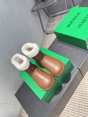 BOTTEGA VENETA 26S FUR-LINED ANKLE BOOTS IN BROWN CALFSKIN AND WHITE WOOL