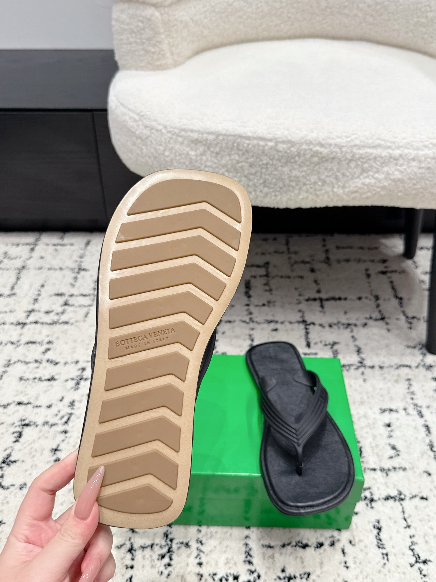 BOTTEGA VENETA 26S THONG SANDALS IN BLACK TPU