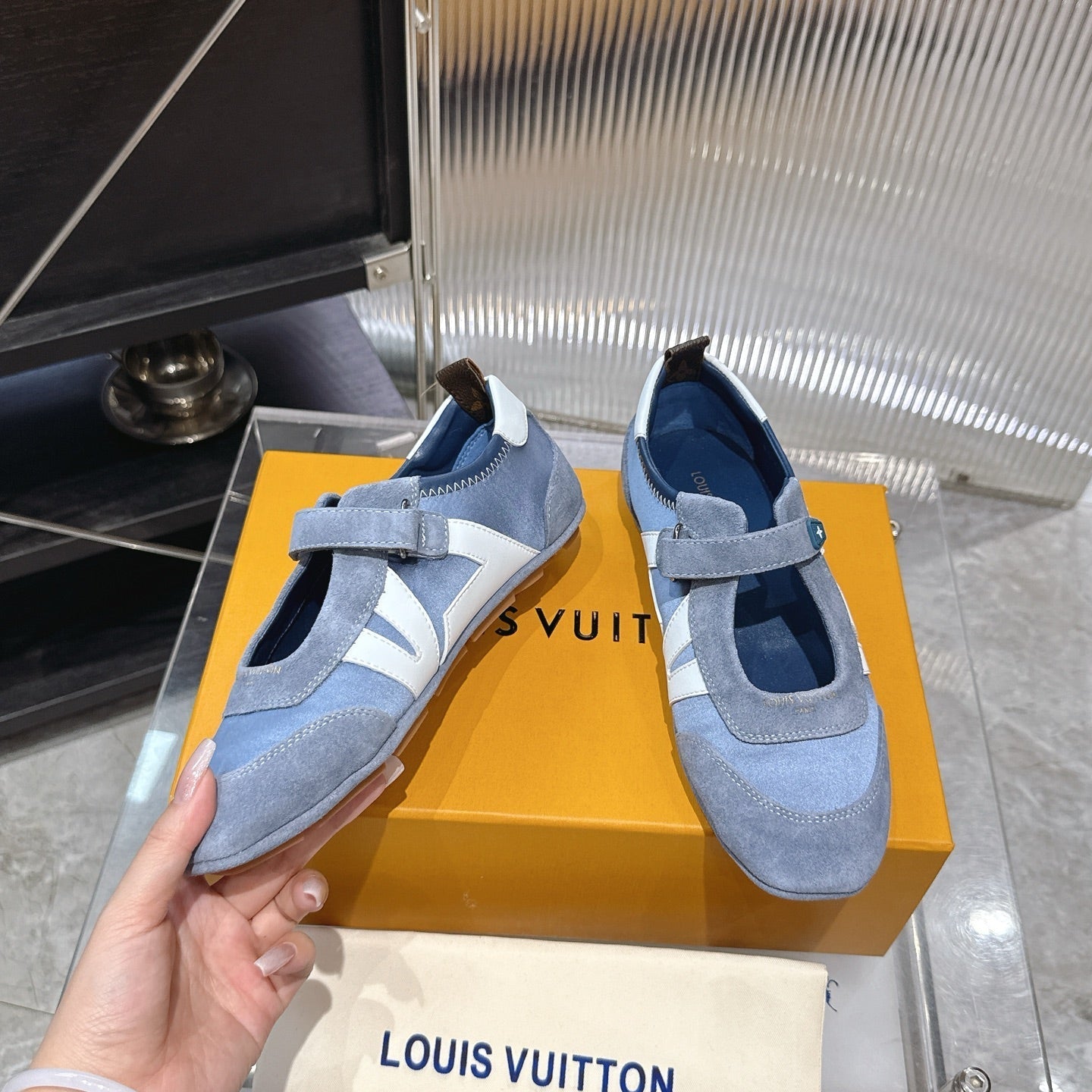 LV 26S SNEAKERINA MARY JANE IN BLUE SUEDE
