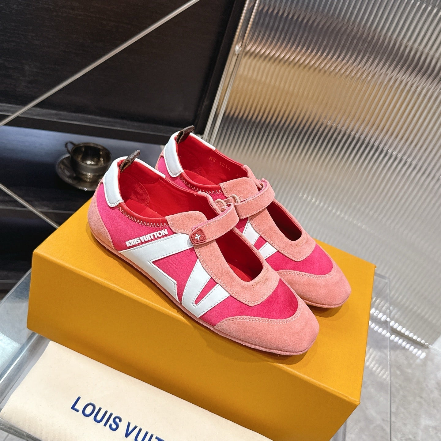 LV 26S SNEAKERINA MARY JANE IN PINK SUEDE
