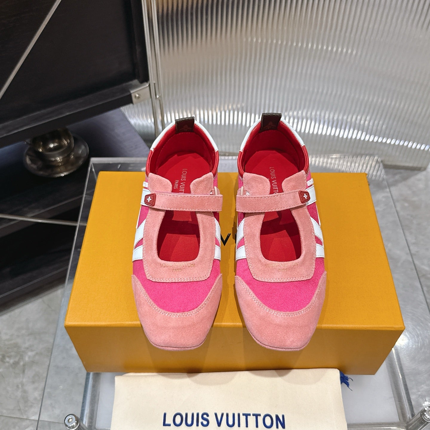 LV 26S SNEAKERINA MARY JANE IN PINK SUEDE