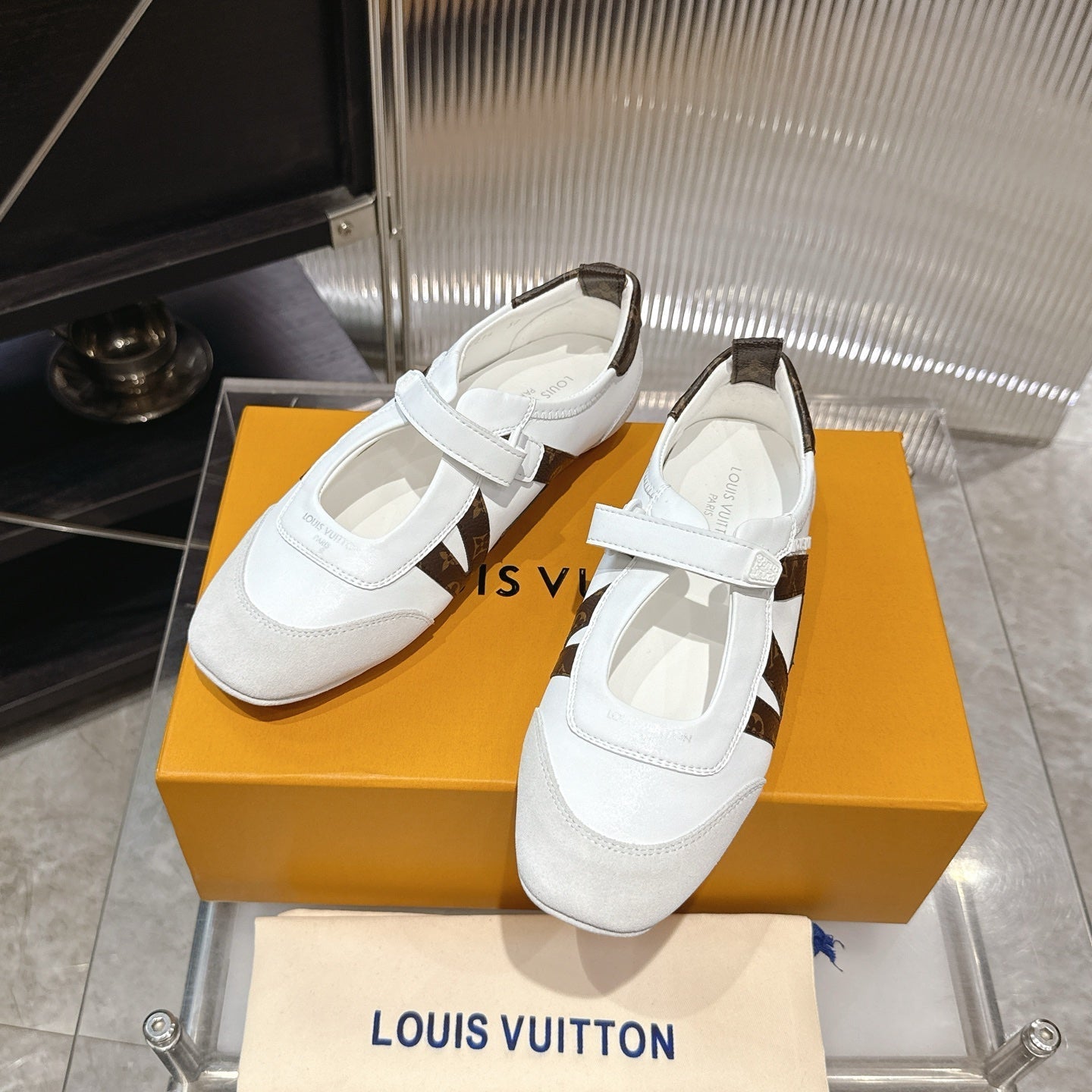LV 26S SNEAKERINA MARY JANE IN WHITE SUEDE