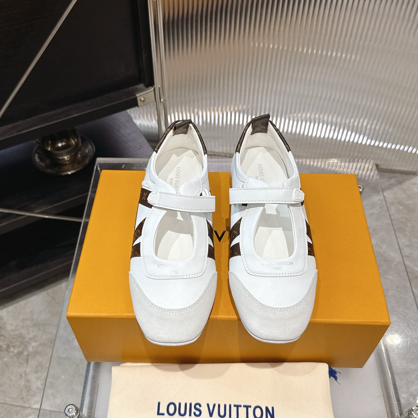 LV 26S SNEAKERINA MARY JANE IN WHITE SUEDE
