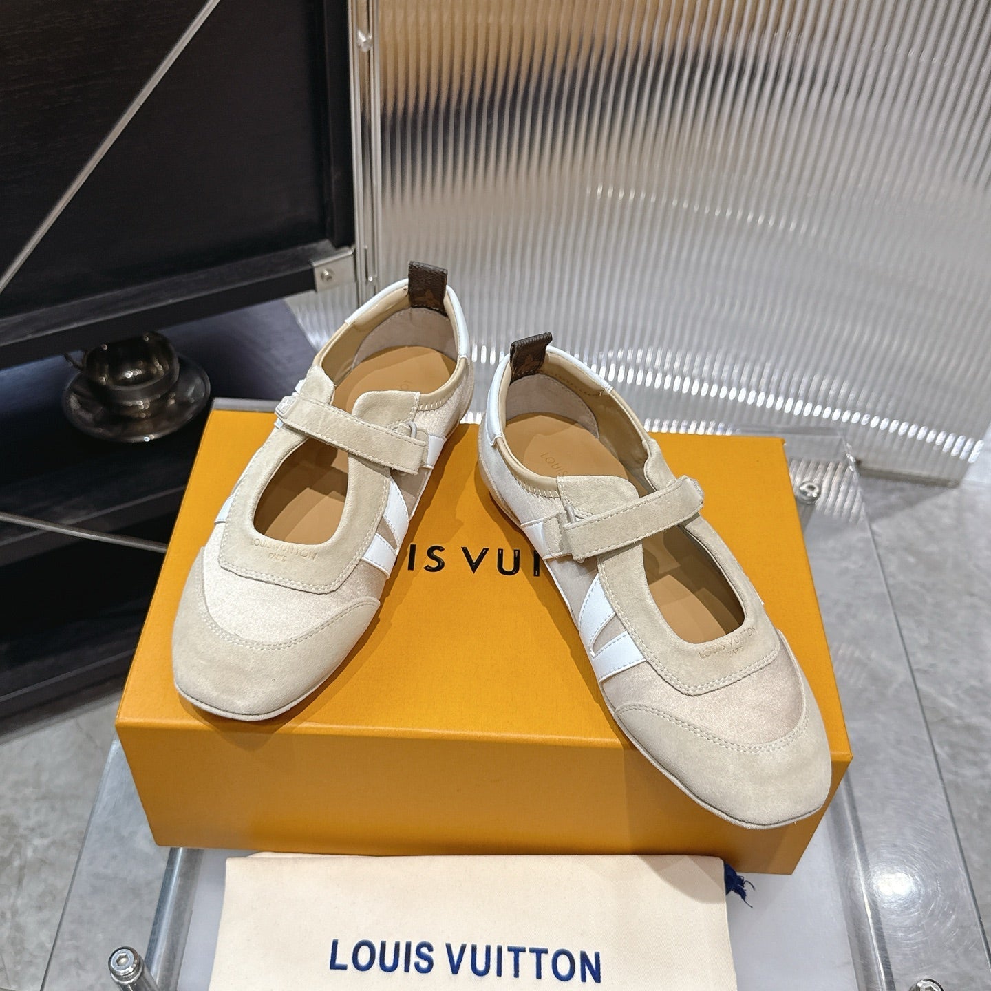 LV 26S SNEAKERINA MARY JANE IN BEIGE SUEDE