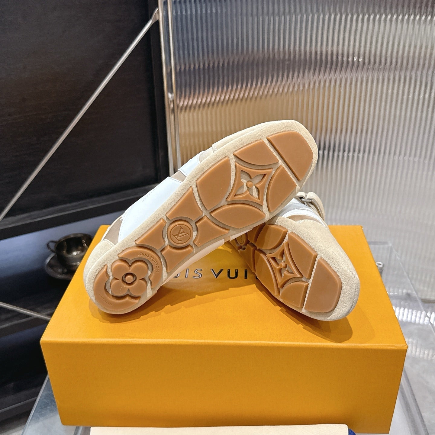 LV 26S SNEAKERINA MARY JANE IN BEIGE SUEDE