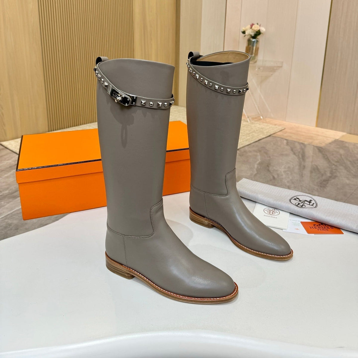 HM 25S KNEE-HIGH FLAT BOOTS IN GREY LAMBSKIN WITH SILVER HARDWARE