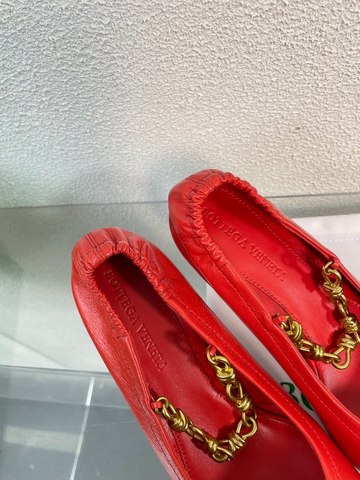 SHARP CHAIN PUMP 6 CM IN RUBY RED CALFSKIN