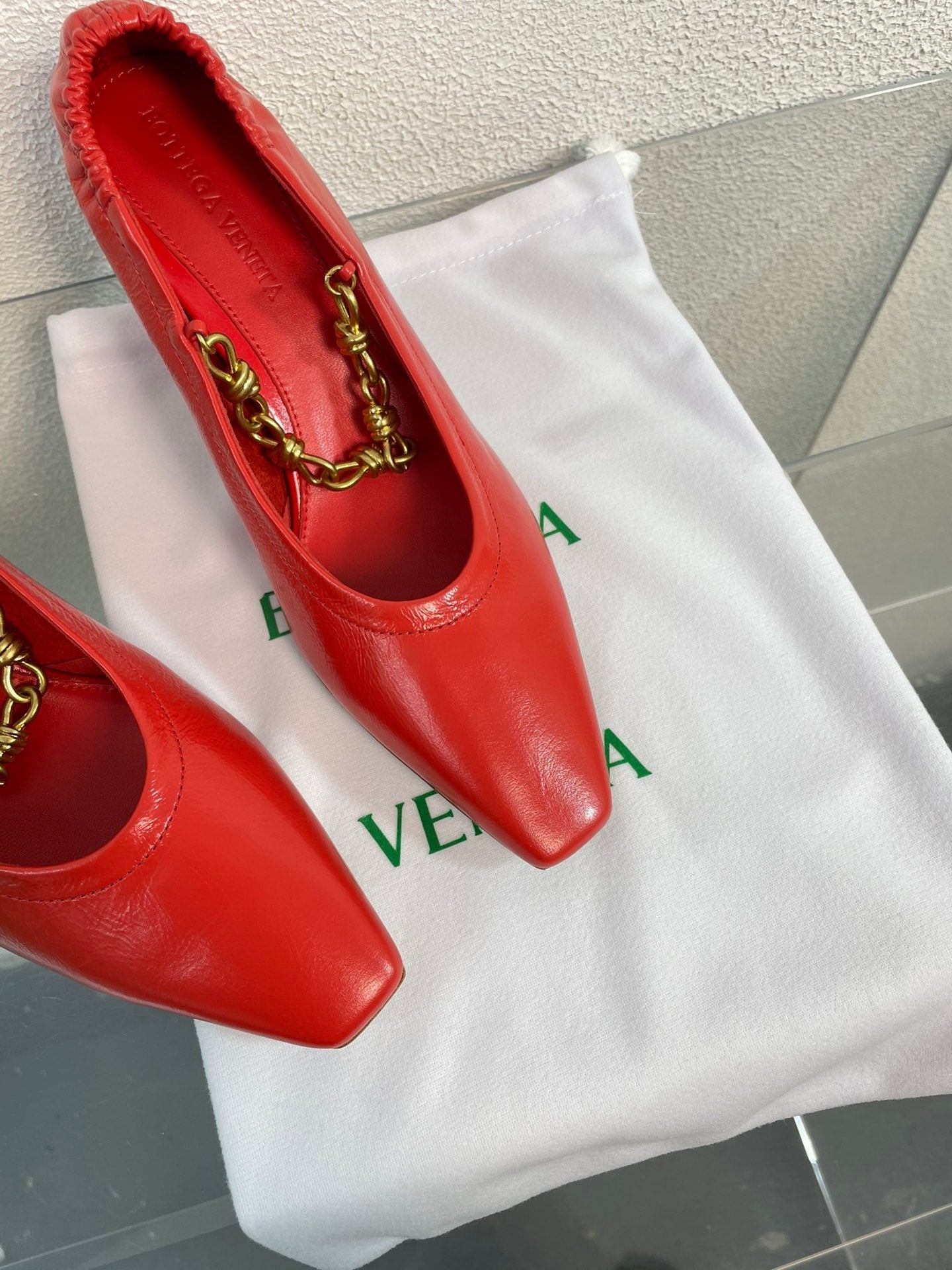 SHARP CHAIN PUMP 6 CM IN RUBY RED CALFSKIN